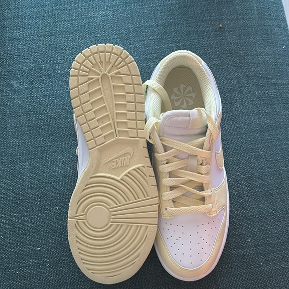 Woman’s dunks - Picture 2 of 3